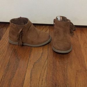 Little girl fringe boots